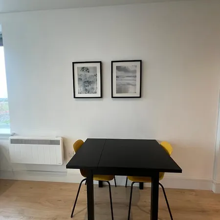 London Heathrow Airport Apartment Voyager House Terminal 12345 - Ev Electric And Parking Available!